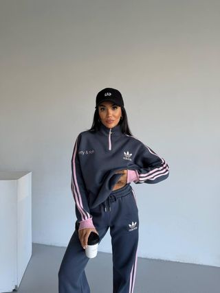 Conjunto deportivo Adidas gris y rosa