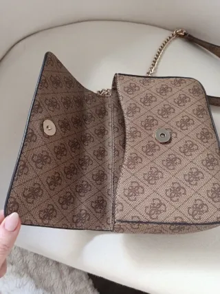 Bolso Guess Marrón y Dorado