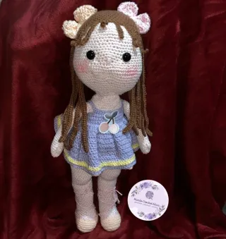 Muñeca de crochet hecha a mano