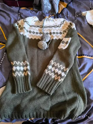 Jersey verde y blanco con pompones