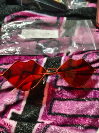Gafas de Sol Labios Doradas Rojas