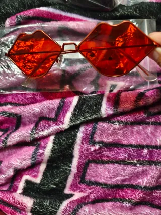 Gafas de Sol Labios Doradas Rojas