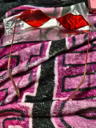 Gafas de Sol Labios Doradas Rojas