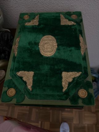 Caja de terciopelo verde con adornos dorados