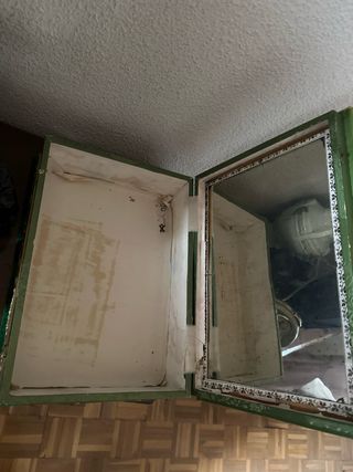 Caja de terciopelo verde con adornos dorados