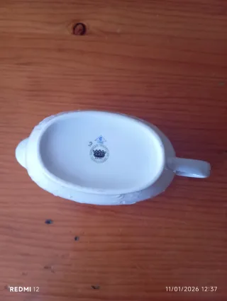 Salsera de porcelana vintage con borde dorado