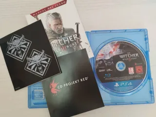 PlayStation PS4 Slim 1TB + 2 Mandos y 5 Juegos