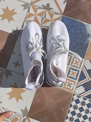 Zapatillas deportivas blancas caña alta