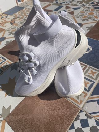 Zapatillas deportivas blancas caña alta