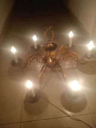 Lámpara de araña dorada Se trata de 6 luces