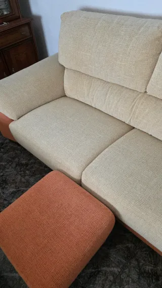 Sofá de tela beige y naranja