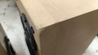 Altavoces JBL Marrones y Negros.