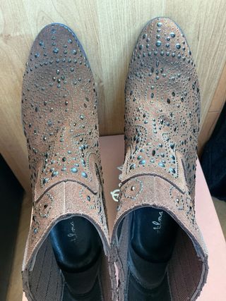 Botines Alma en Pena tachas piel marrón T40