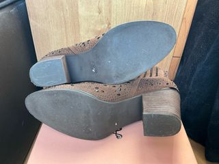 Botines Alma en Pena tachas piel marrón T40