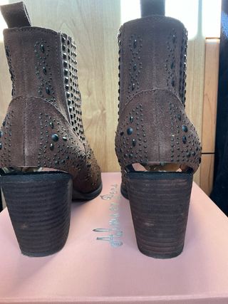 Botines Alma en Pena tachas piel marrón T40