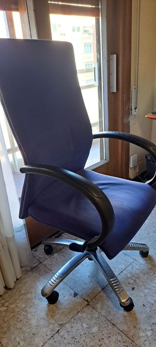 Silla de oficina azul y plateada