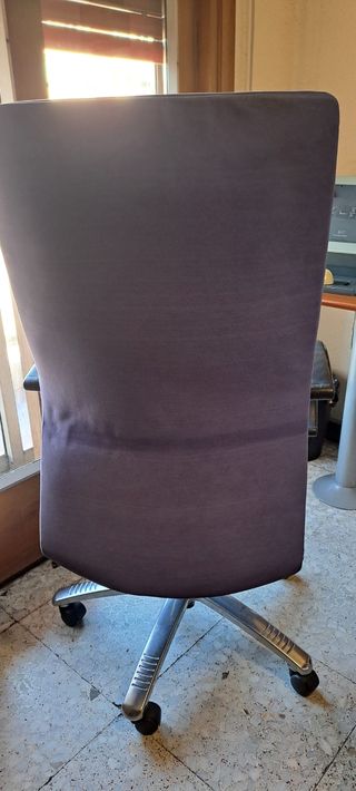 Silla de oficina azul y plateada