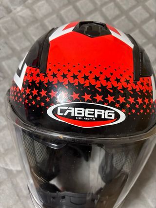 Casco de moto CABERG con diseño de estrellas
