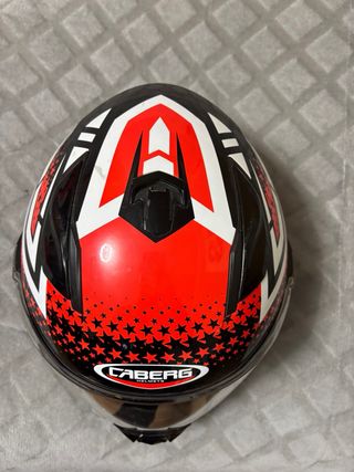 Casco de moto CABERG con diseño de estrellas