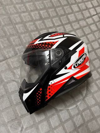 Casco de moto CABERG con diseño de estrellas