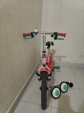 Bicicleta infantil rosa con ruedines