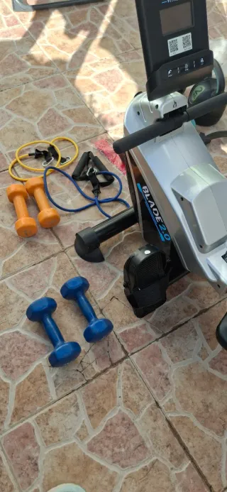 Maquina de Remo y material para entrenamiento.