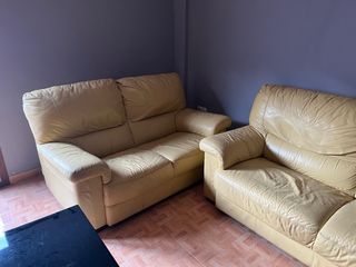 Conjunto de dos sofas de piel amarillo