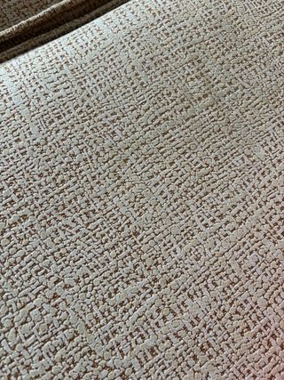 Divano a 3 posti beige con 2 cuscini rossi