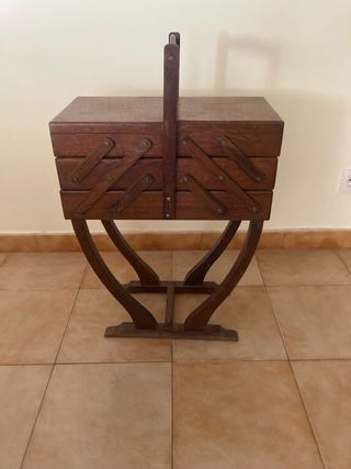 Antiguo costurero de madera