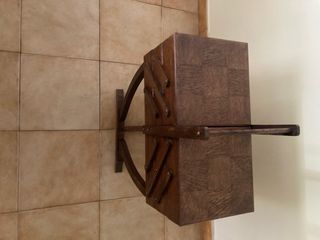 Antiguo costurero de madera