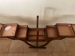 Antiguo costurero de madera