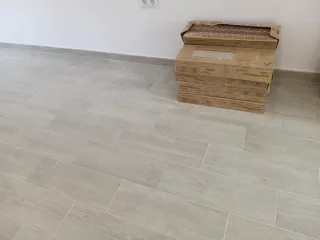Suelo cerámico Verna efecto madera gris. 7 cajas.