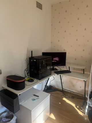 Escritorio de esquina blanco y negro