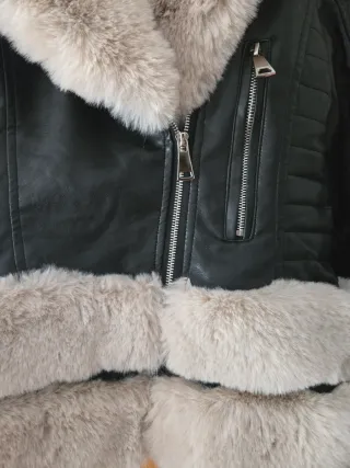 Abrigo negro con detalles beige