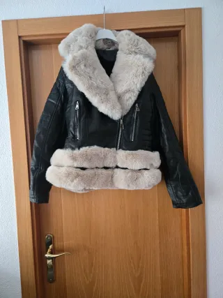 Abrigo negro con detalles beige