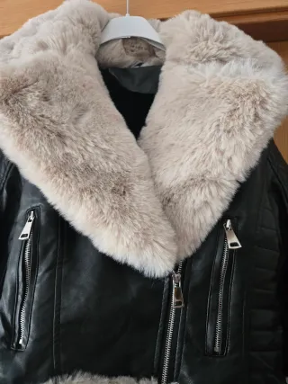 Abrigo negro con detalles beige