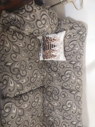 Due divani a 3 posti in tessuto