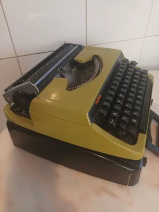 Máquina de escrever Brother Deluxe 220