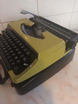 Máquina de escrever Brother Deluxe 220