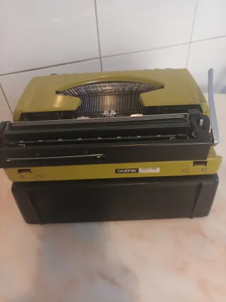 Máquina de escrever Brother Deluxe 220