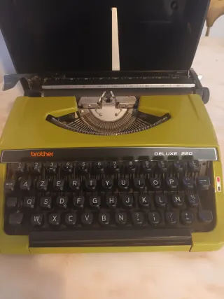 Máquina de escrever Brother Deluxe 220