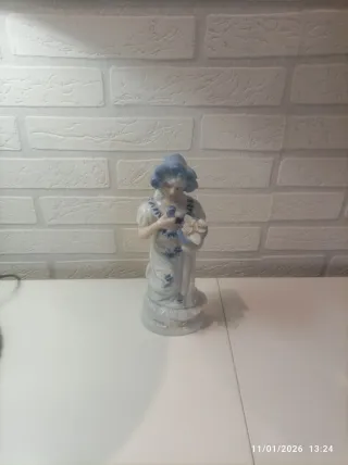 Figura porcelana antigua mujer flores