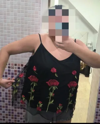 Top negro bordado flores rojas