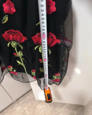 Top negro bordado flores rojas