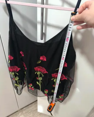 Top negro bordado flores rojas