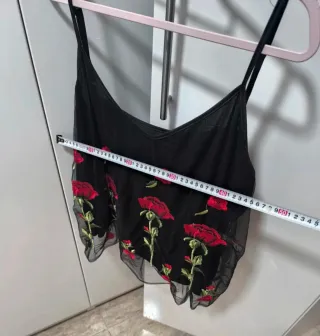 Top negro bordado flores rojas