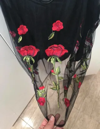 Top negro bordado flores rojas