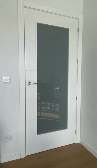 Puerta madera lacada blanco con cristal