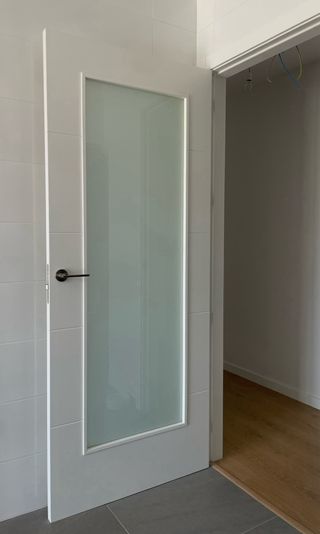 Puerta madera lacada blanco con cristal