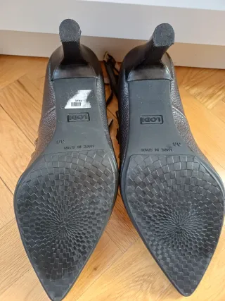 Zapatos de tacón negros con tachuelas